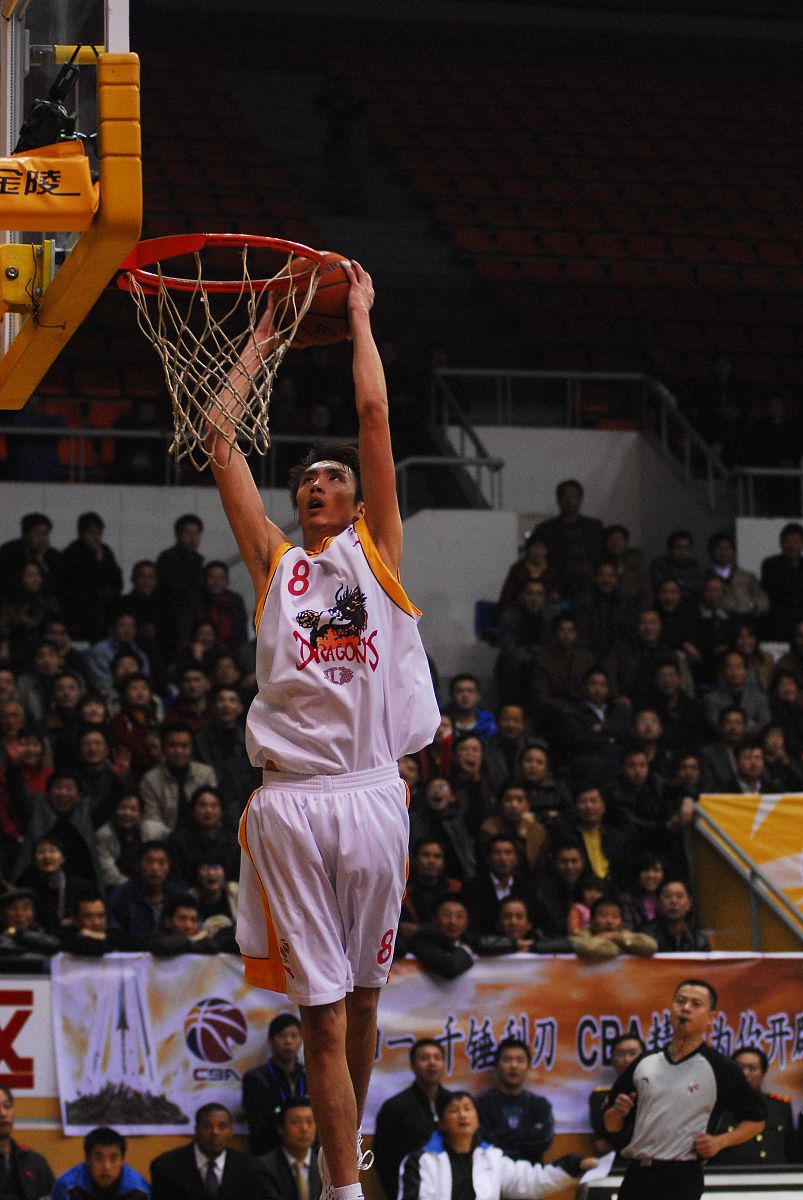 j9九游会中国网址 -关于浓眉哥回归赛场，战术调整首场状态亮眼，篮网观众沸腾！的信息